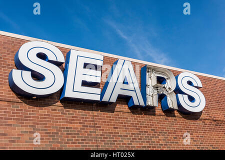 Fairfax, Stati Uniti d'America - 18 Febbraio 2017: Sears segno esterno con lettere rotto Foto Stock