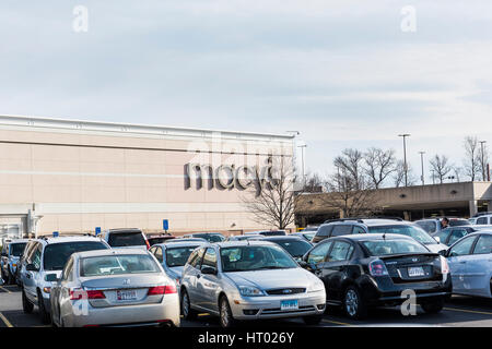 Fairfax, Stati Uniti d'America - 18 Febbraio 2017: Macys firmare al di fuori di un centro commerciale con parcheggio Foto Stock