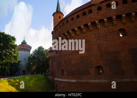 Il Barbican o Bastion presso la Porta di Florian in Cracovia Polonia Foto Stock