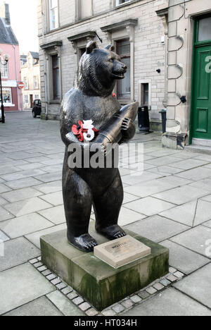 Statua di Wojtek, il soldato orso, donato dalla gente di Zagan, Polonia a Duns in Scottish Borders, aprile 2016. Foto Stock