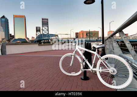 Un fantasma bike memorial per ciclisti muoiono in incidenti lungo Southbank Riverwalk lungo il fiume Saint John fino al tramonto a Jacksonville, in Florida. Foto Stock