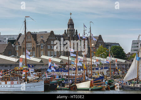 Amsterdam, Paesi Bassi - 20 agosto: SAIL Amsterdam 2015 è un immenso flottiglia di Tall Ships, patrimonio marittimo, le navi e le repliche impressionante. Foto Stock