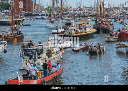 Amsterdam, Paesi Bassi - 20 agosto: SAIL Amsterdam 2015 è un immenso flottiglia di Tall Ships, patrimonio marittimo, le navi e le repliche impressionante. Foto Stock