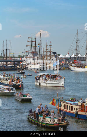 Amsterdam, Paesi Bassi - 20 agosto: SAIL Amsterdam 2015 è un immenso flottiglia di Tall Ships, patrimonio marittimo, le navi e le repliche impressionante. Foto Stock