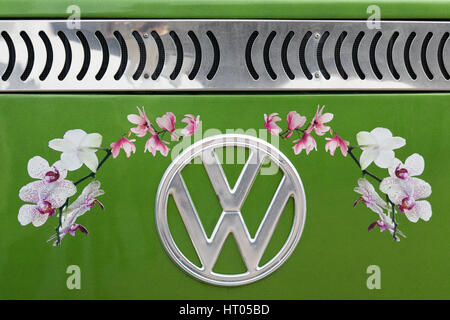 Volkswagen Camper Van decorata con orchidee Foto Stock