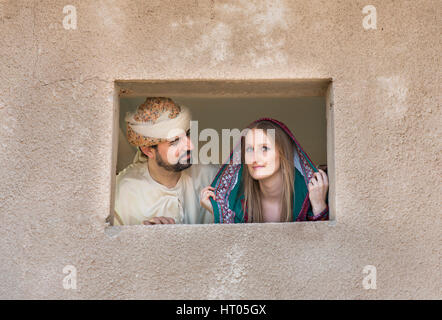 Una donna in tradizionali Omani vestito in un villaggio abondoned in un deserto Foto Stock