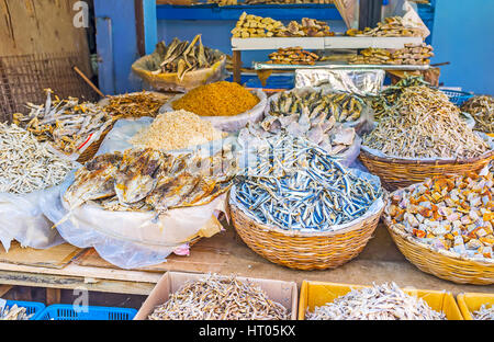 Il mercato di equipaggio in Pettah offre una vasta gamma di salati essiccati Pesci e frutti di mare, come shredded calamari, Colombo, Sri Lanka. Foto Stock