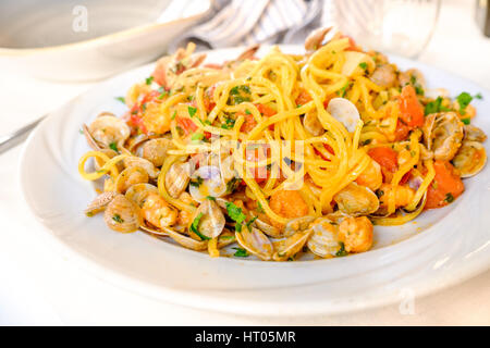 Spaghetti alla chitarra spaghetti allo scoglio di vongole Gamberi pesce italiano Foto Stock