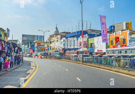 COLOMBO, SRI LANKA - 6 dicembre 2016: Il Olcott Mawatha Avenue è il cuore del quartiere di Pettah, famosa zona commerciale piena di mercatini di strada e Foto Stock