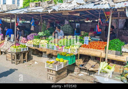 COLOMBO, SRI LANKA - 6 dicembre 2016: la baraccopoli il mercato dei prodotti alimentari in corrispondenza delle pareti del municipio della città vecchia in Pettah, i venditori offre i prodotti agricoli freschi, Foto Stock