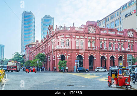 COLOMBO, SRI LANKA - 6 dicembre 2016: l'edificio rosso di Cargills e Miller in York Street con i grattacieli sullo sfondo, il 6 dicembre in Foto Stock