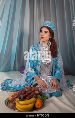 Ragazza orientale in camera da letto. Foto Stock