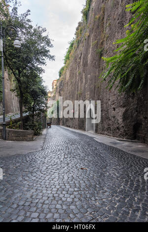 Strada stretta di Via Luigi de Maio a Sorrento, Italia Foto Stock