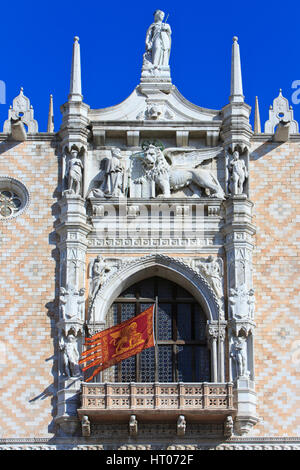 Il Leone di San Marco sulla facciata del Palazzo Ducale (1340) a Venezia, Italia Foto Stock
