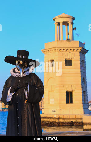 Un medico della peste al San Giorgio Maggiore faro durante il Carnevale di Venezia, Italia Foto Stock