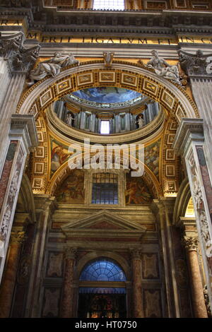 Interno dell'imponente Basilica di San Pietro in Roma, Italia Foto Stock