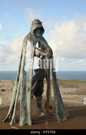 Gallos statua in bronzo, un Cornish simbolo di potere ispirandosi alla Leggenda di re Artù su Tintagel capezzagna, Cornwall, Regno Unito, settembre 2016. Foto Stock