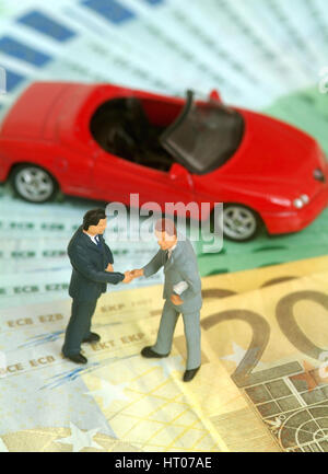 Autokauf Symbolbild, Kaufabschluss per Handschlag - simbolico per l'acquisto di un'auto, handsale Foto Stock