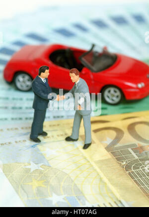 Autokauf Symbolbild, Kaufabschluss per Handschlag - simbolico per l'acquisto di un'auto, handsale Foto Stock