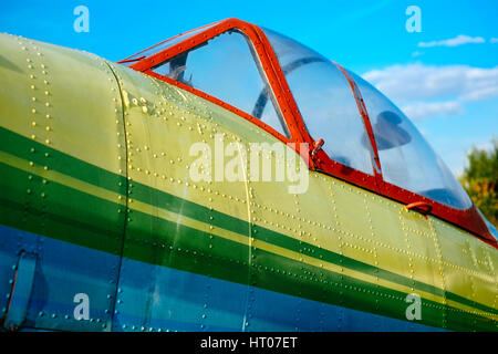 Dettaglio cokpit dell aereo colorate sul prato del campo di aviazione Foto Stock