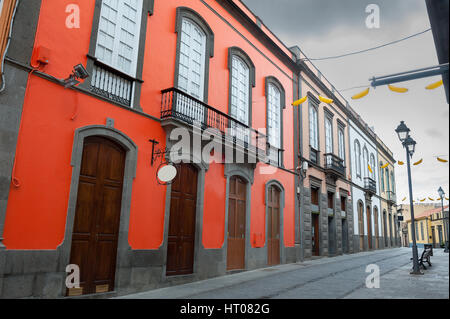 Strada con case colorate nella vecchia città di Arucas. Gran Canaria Isole Canarie Foto Stock