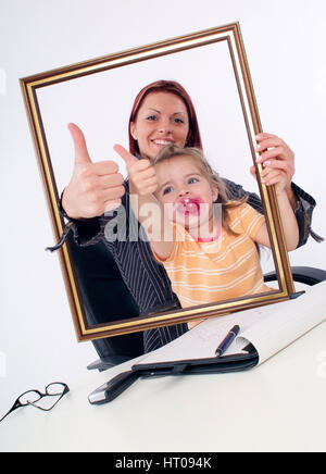 Symbolbild Karrierefrau und Mutter, erfolgreiche Geschaeftsfrau mit Tochter am Schreibtisch - Imprenditrice di successo con la figlia Foto Stock