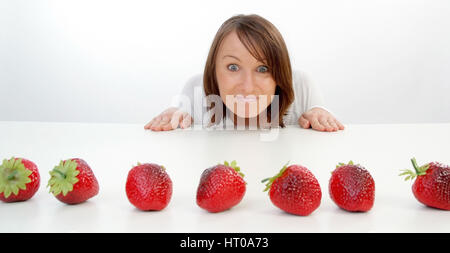 Junge Frau mit einer Reihe Erdbeeren - donna con fragole street Foto Stock