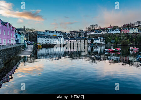 Portree Harbour, Isola di Skye in Scozia. Febbraio 2017, mostrando la fila di case colorate, insieme contro una drammatica cloudscape. Foto Stock