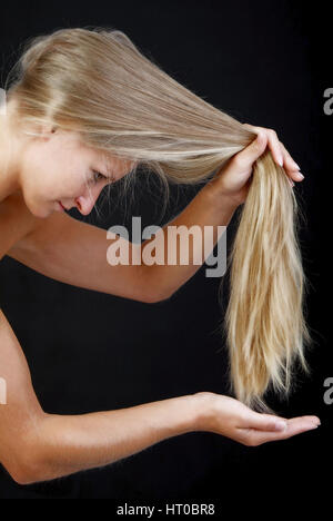 Junge Frau mit langen Haaren blondn - una giovane donna con lunghi capelli biondi Foto Stock