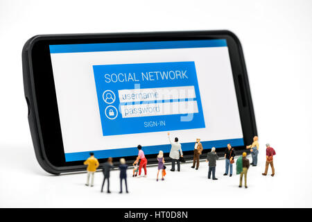 Gruppo di persone che guardano al social network sign in pagina sullo smartphone. Foto macro Foto Stock