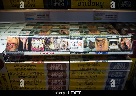 08.02.2017, Bangkok, Thailandia, Asia - Scaffali pieni di prodotti del tabacco in un negozio duty free a Bangkok Suvarnabhumi Airport. Foto Stock