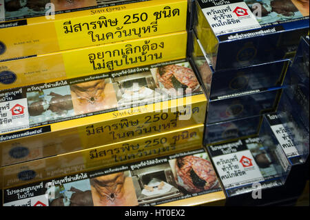 08.02.2017, bangkok, Thailandia, asia - scaffali pieni di prodotti del tabacco in un negozio duty free a Bangkok Suvarnabhumi Airport. Foto Stock