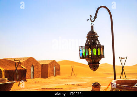 Coloreful lampada berbera con tradizionali tende nomadi sullo sfondo Foto Stock