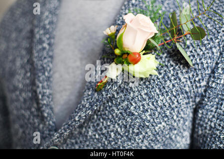 Dolce boutonniere per lo sposo con rose e perle. Close up Foto Stock