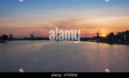 Zaanse Schans con i suoi mulini a vento, verde tipiche case in legno, ponti e fossati. Foto Stock