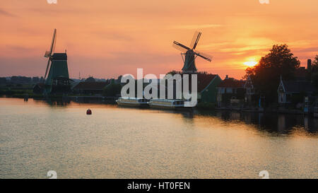 Zaanse Schans con i suoi mulini a vento, verde tipiche case in legno, ponti e fossati. Foto Stock