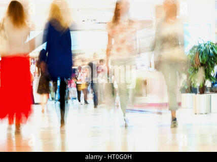 Abstract movimento sfocati sfocato persone amiche a piedi nel centro commerciale, uno stile di vita urbano concetto, sfondo. Foto Stock