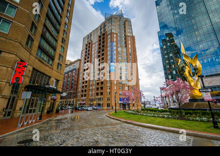 Il National Memorial Katyń e highrise edifici al cerchio di traffico in porto a est, Baltimore, Maryland. Foto Stock