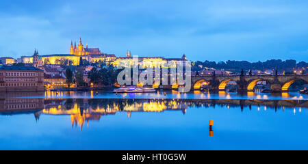 Vista panoramica dei ponti sul fiume Moldava e nel centro storico di Praga,edifici e monumenti della città vecchia,praga,Rapublic ceca Foto Stock