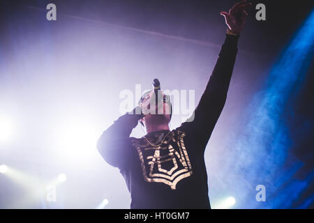 16 gennaio 2015: Club Dogo performing live sul palcoscenico del Teatro della Concordia a Venaria per loro 'Non siamo piu quelli di Mi Fist' tour 2015 Foto: Cronos/Alessandro Bosio Foto Stock