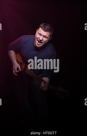 Ritratto di un musicista barbuto con la chitarra Foto Stock