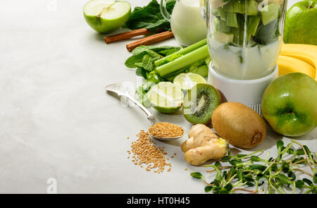 Preparate gli ingredienti per i frullati ricchi di vitamine e di minerali è molto utile per la salute e uno stile di vita sano Foto Stock