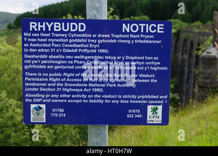 Il viadotto Nant Prysor a nove archi sulla Bala abbandonata Per la linea ferroviaria di Trawsfynydd chiusa negli anni '60 e ora utilizzato come percorso permissivo Foto Stock
