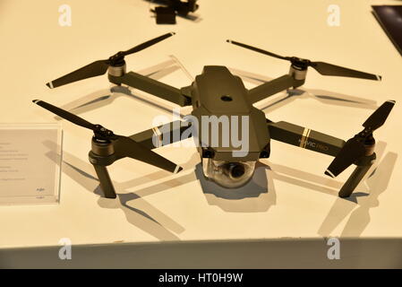 Close up DJI Mavic Pro drone dei consumatori sul display in DJI presentano stand al CES 2017. Video, fotografia, volo, sorveglianza. Foto Stock