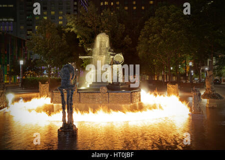 L'anello di fuoco intorno alla fontana joute su place jean-paul riopelle, di notte. Montreal, Quebec, Canada. Foto Stock