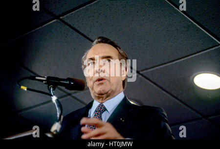 Il senatore Robert Dole candidato presidenziale repubblicano con sua figlia Robin Dole (in giacca rossa) al suo fianco a una campagna al rally di veterani delle guerre straniere Post di Towson Maryland, 3 marzo 1996. Foto di Mark Reinstein Foto Stock