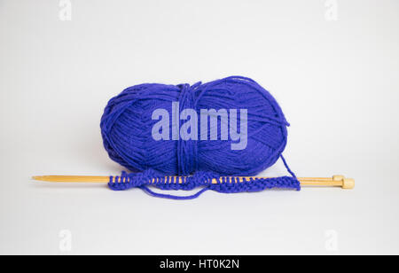 Aghi da maglia nella parte anteriore del filo blu Foto Stock