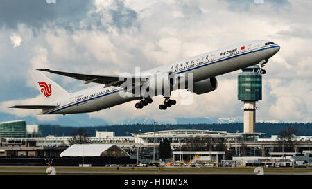 Air China piano aereo compagnie aeree società Boeing 777 (777-300ER) prendere il decollo dall'Aeroporto Internazionale di Vancouver terminal Foto Stock