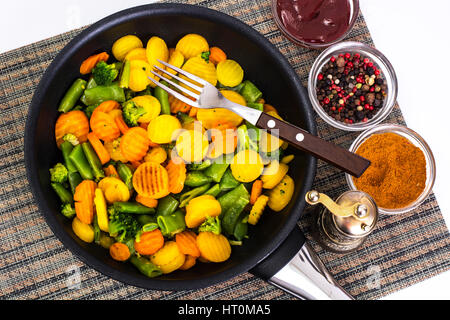 Verdure in padella, vista dall'alto Foto Stock