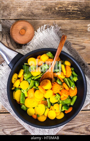 Verdure in padella, vista dall'alto Foto Stock